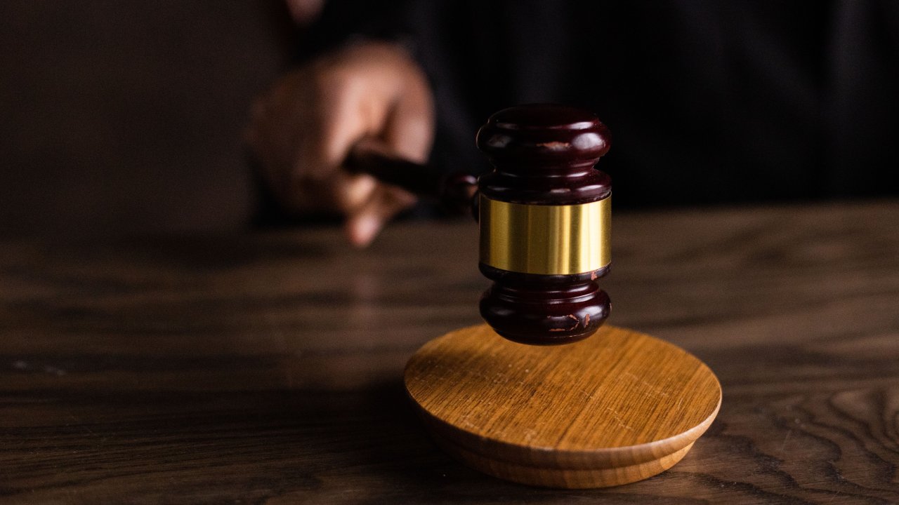 В Бурабайском районе мужчина получил 10 лет колонии за смерть коллеги, которую избил из ревности