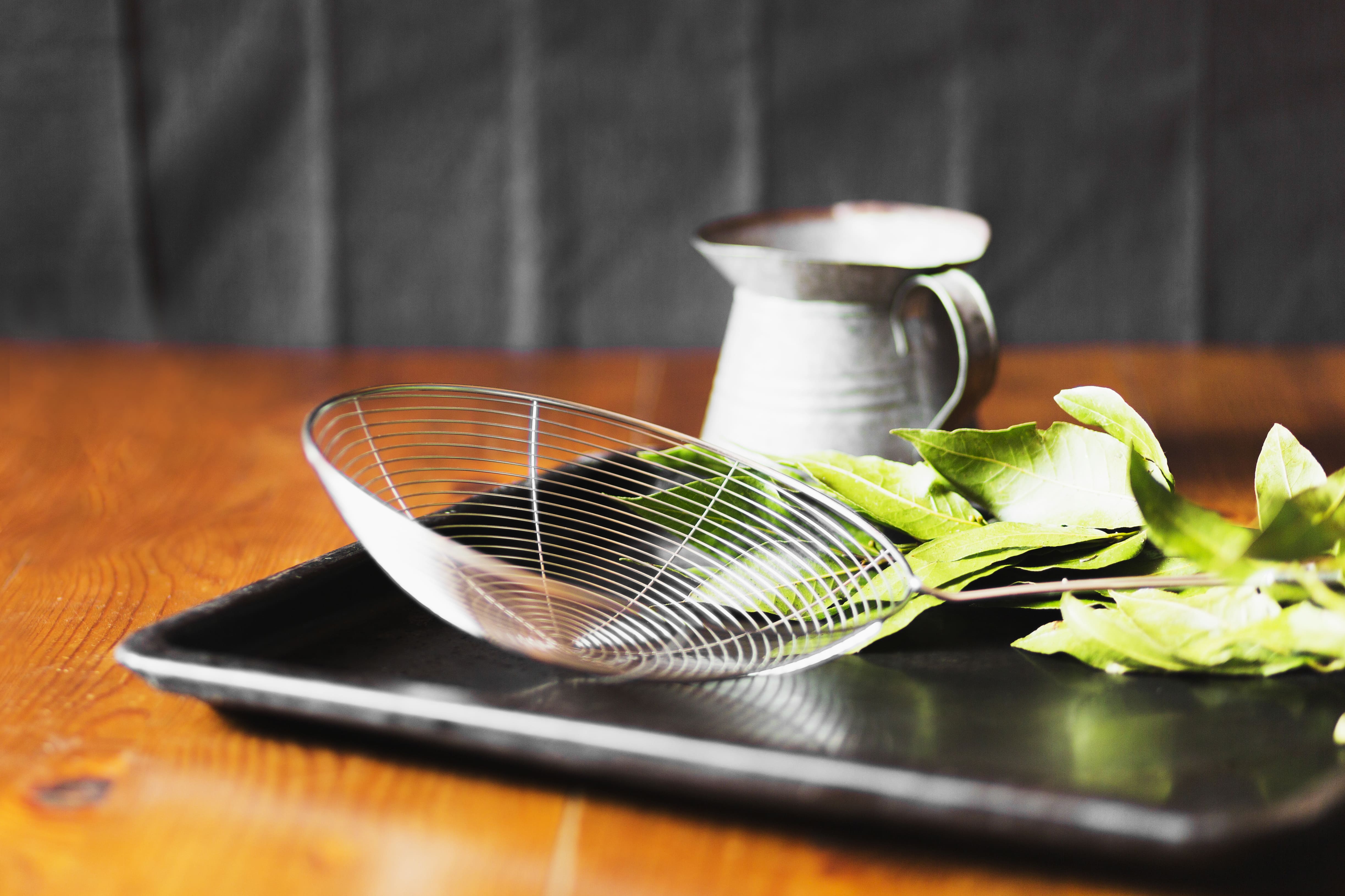 skimmer-jug-with-leaves-black-tray-table