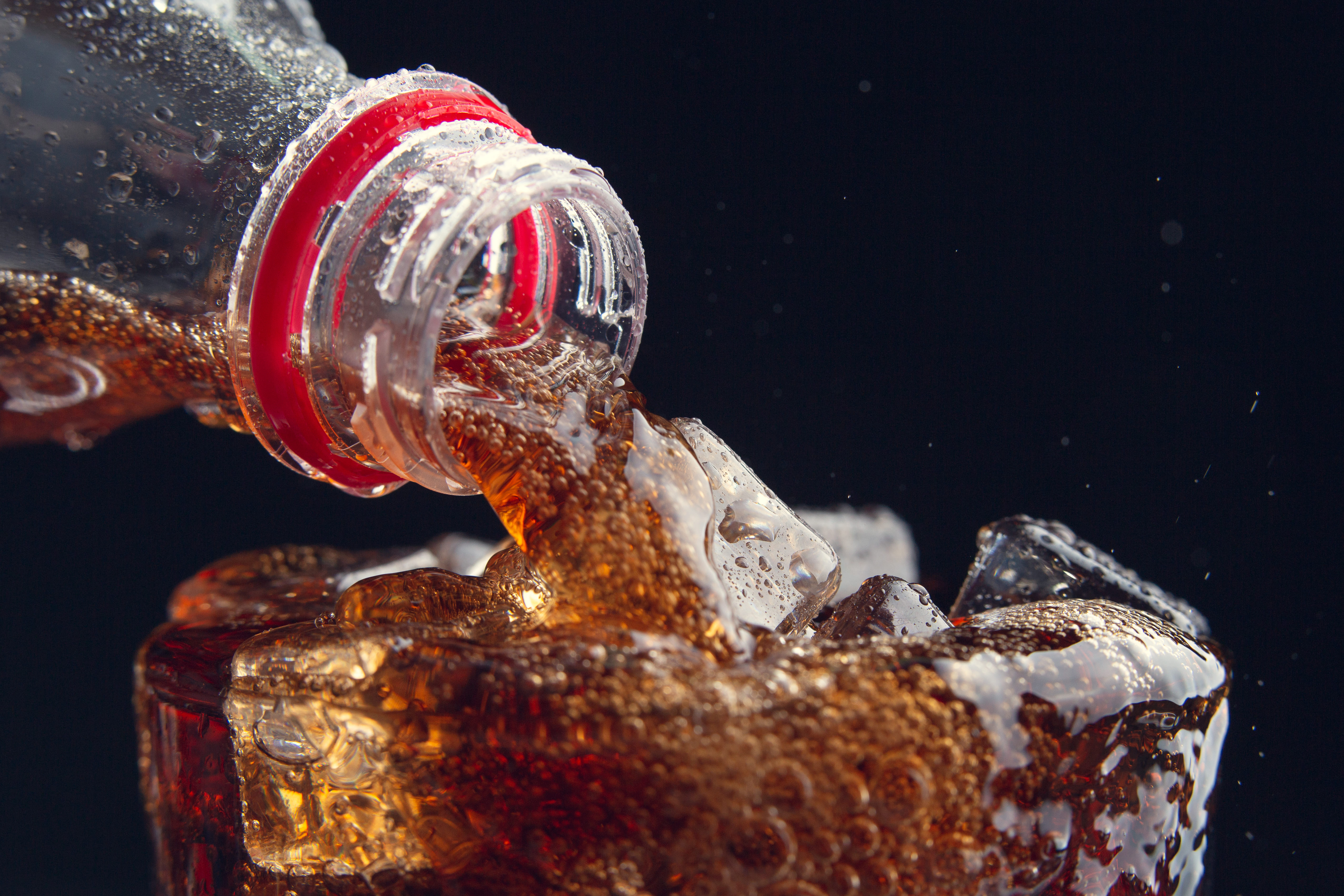 serving-cola-from-bottle-glass-full-ice (1)