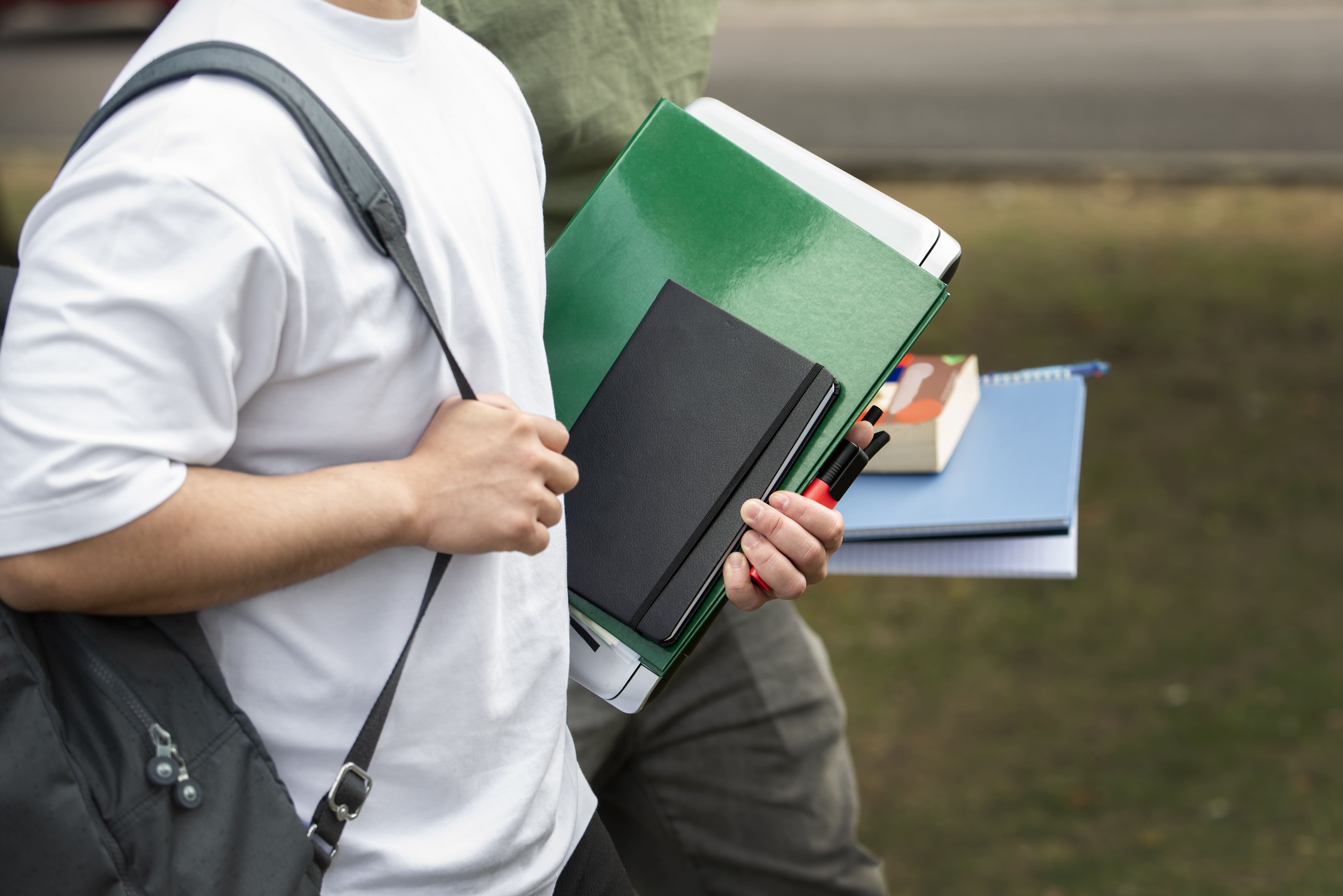 college-students-cramming-outdoor (1)