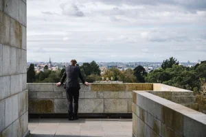 man-relax-view-city