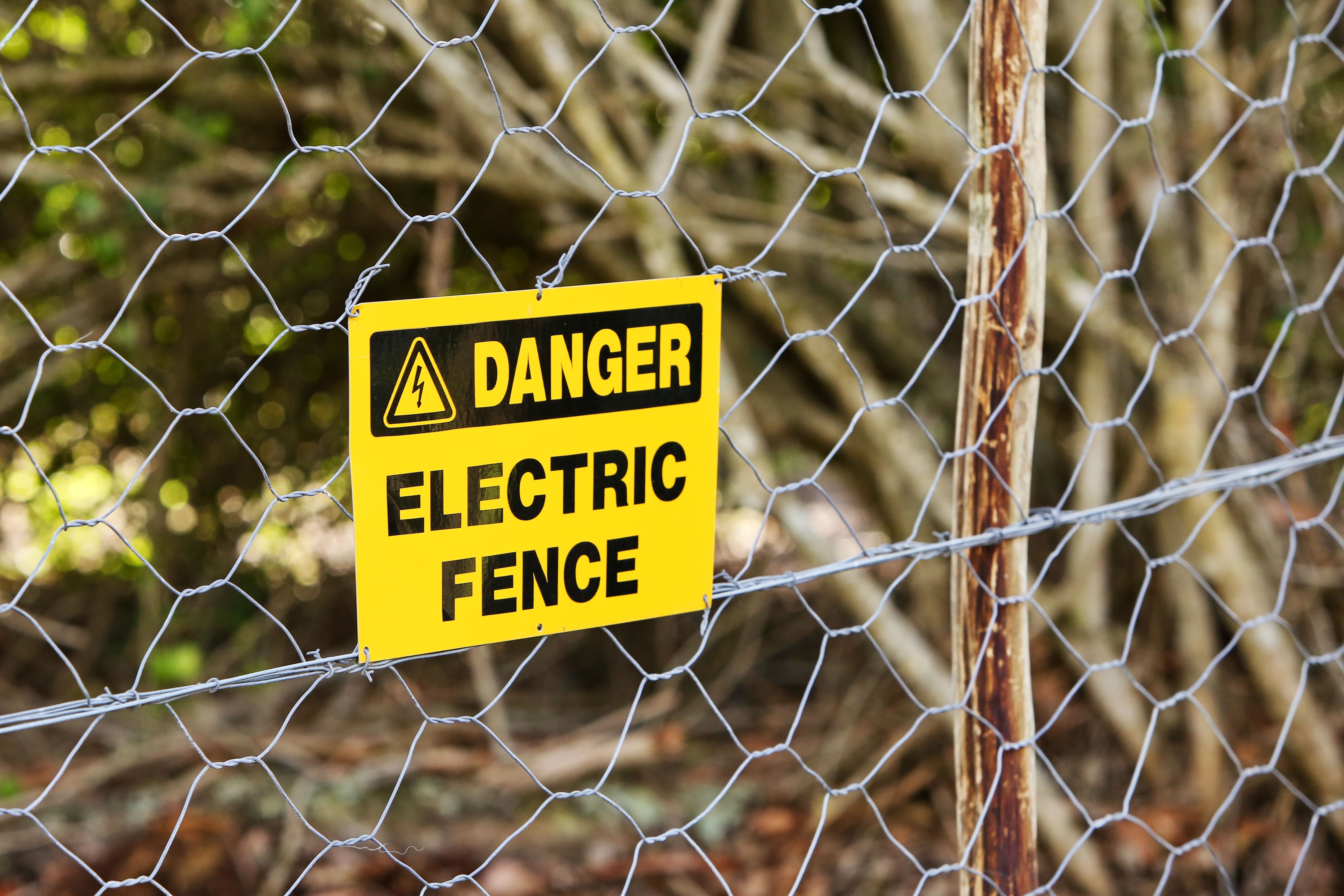 danger-sign-hung-from-electric-fence