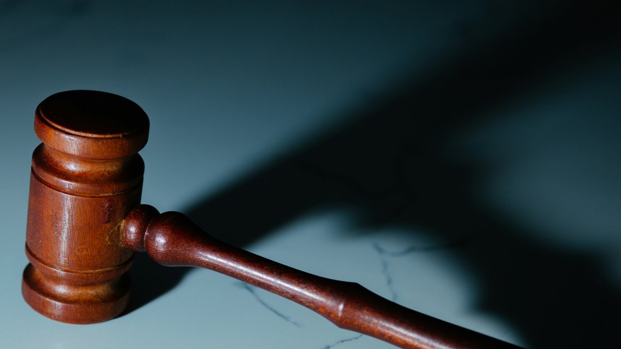 В Байконуре 17-летний подросток укусил полицейского за бедро при задержании